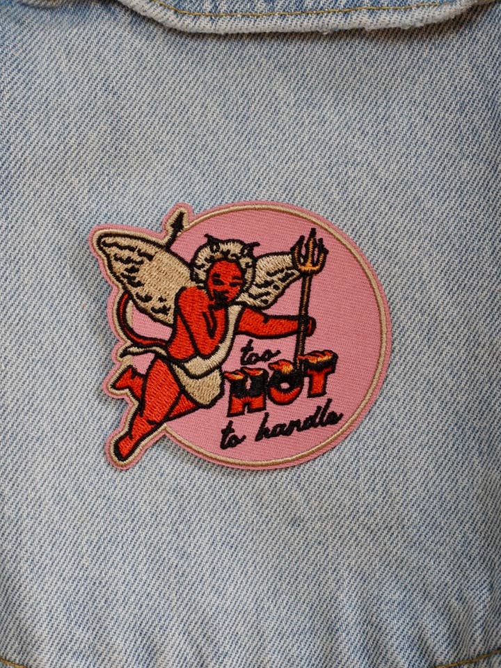 „te HEET om mee om te gaan”, de brutale duivel, Iron On Patch voor wholesale door artxnikki