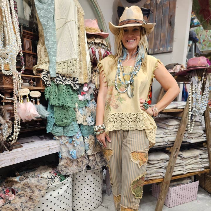 Chemise Papillon Robin pour la vente par A Rare Bird Shop