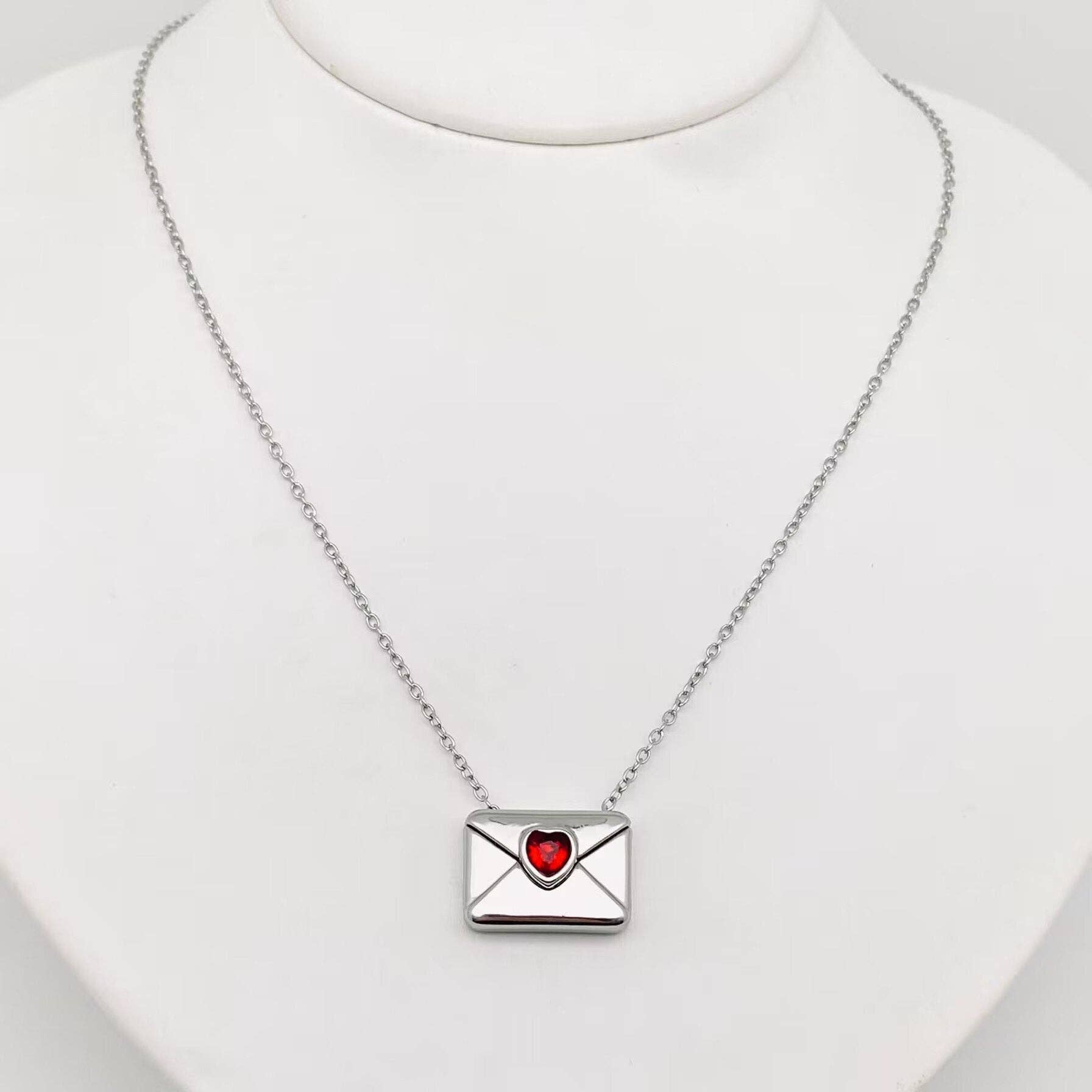 Mio Queena – Großhandel Kette mit Anhänger/Charm – Halskette mit kubischen Zirkonia-Umschlägen in Herzform mit Aufschrift „I Love You“6