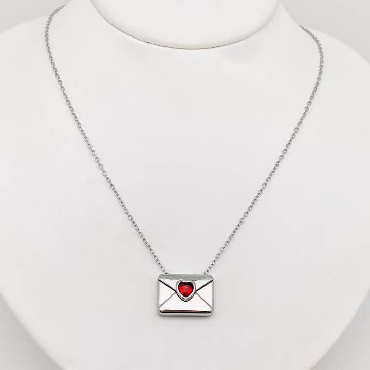 Mio Queena – Großhandel Kette mit Anhänger/Charm – Halskette mit kubischen Zirkonia-Umschlägen in Herzform mit Aufschrift „I Love You“6