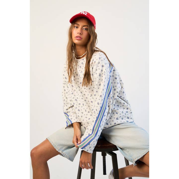 Sweat-shirt fleuri avec manches rayées rétro pour la vente par The GREii