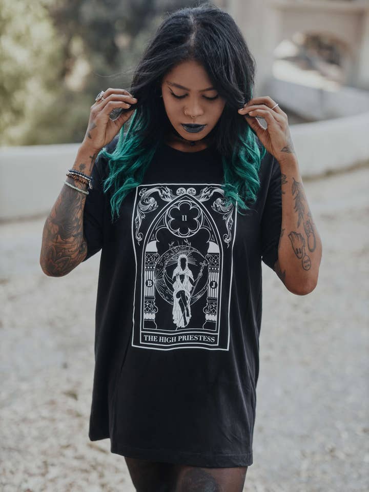 Højpræstinde Tarot T-shirt – Heksagtig Intuitionsskjorte for engroshandel hos The Pretty Cult