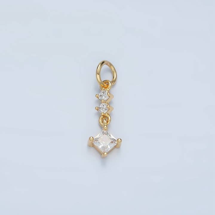 Charmant pendentif goutte en rhombus avec CZ clair et plaqué or 24K | E738 pour la vente par Aim Eternal