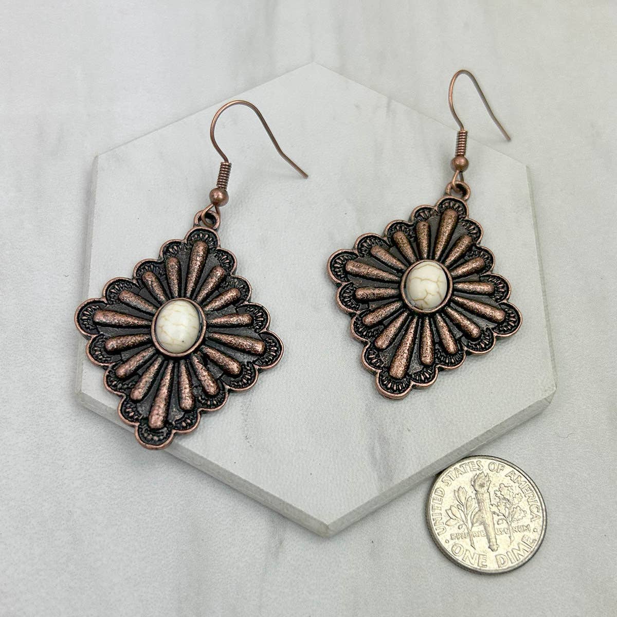 Western Elite Jewelry – Engroshandel Hængeøreringe og creoløreringe – CER240805-03-KOBBER-BLÅ            Kobbermetal med blå turkis sten Øreringe1