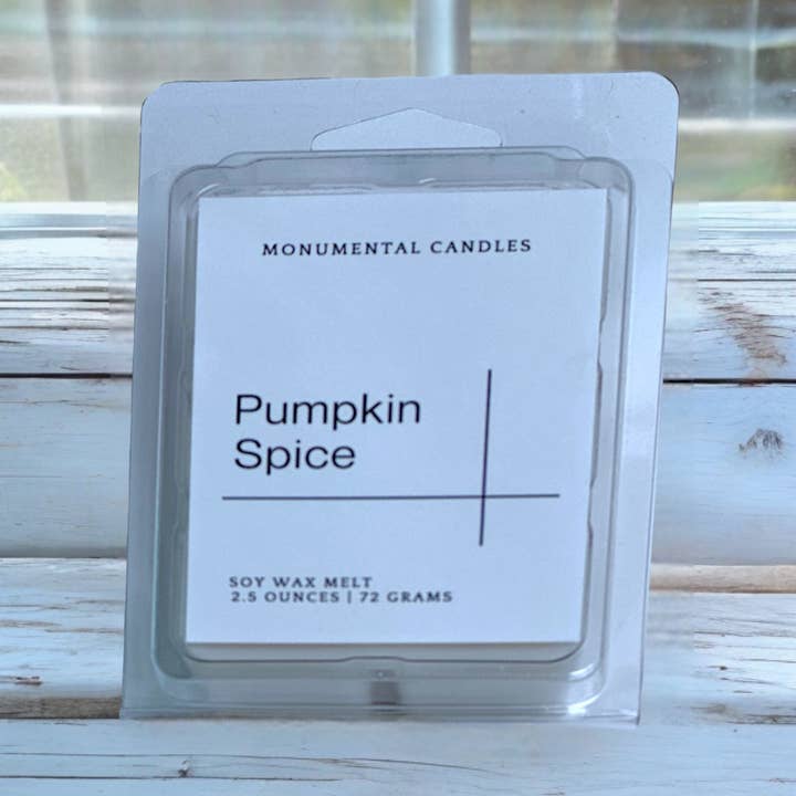 Sciogliere la cera delle spezie di zucca per la vendita all'ingrosso da parte di Monumental Candles LLC