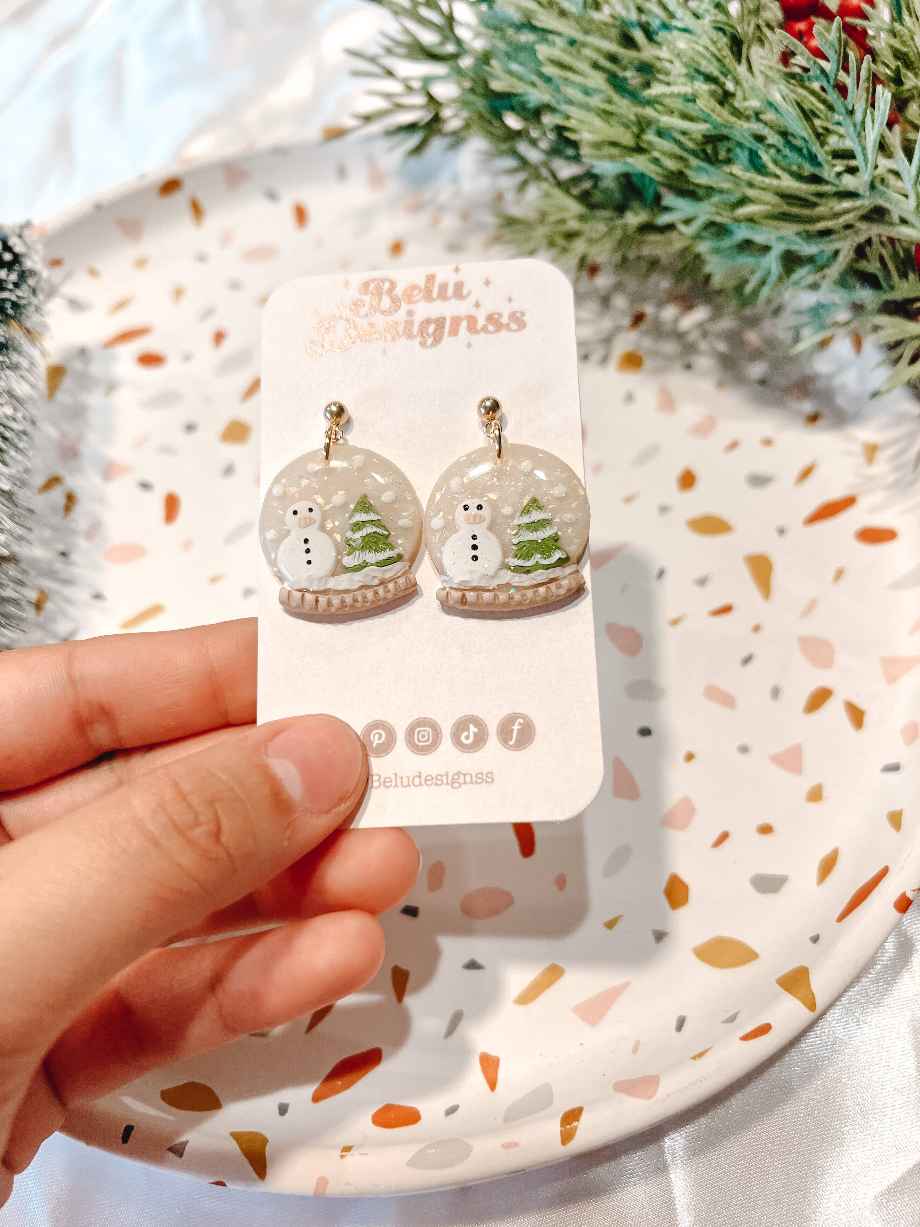 Belu Designss - Vendita all'ingrosso Orecchini pendenti - Orecchini natalizi in argilla polimerica Snowglobe Snowman1