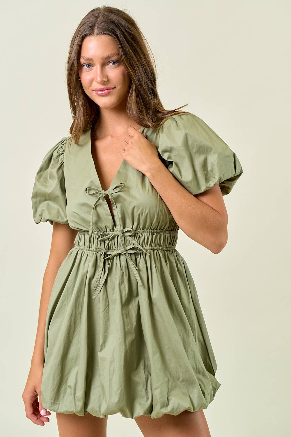 Doe and Rae - Vendita all'ingrosso Vestito - Donna - MINI ABITO CON MANICHE A SBUFFO, LACCIO DAVANTI E ORLO A BOLLA - 28226D1