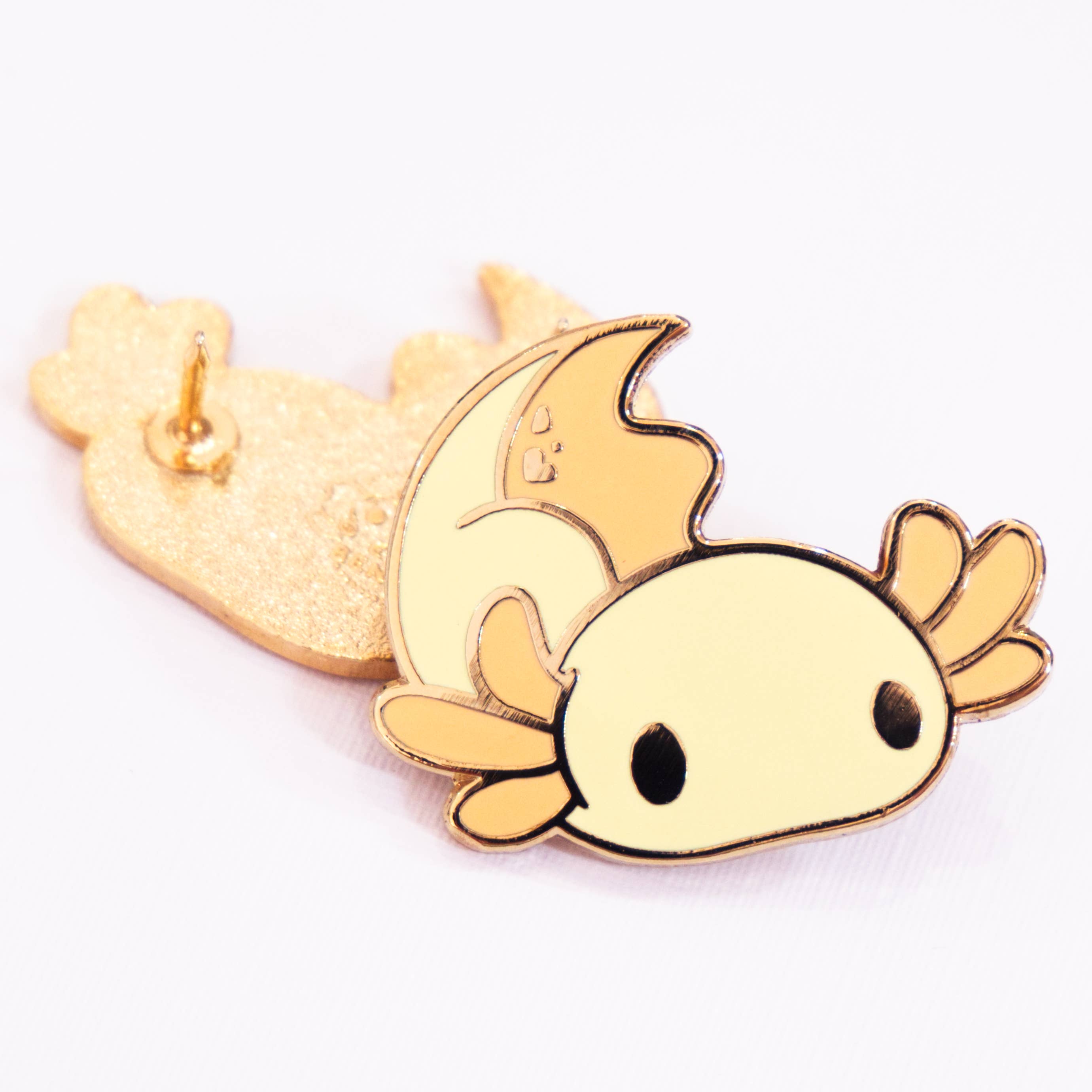 Evy Benita - Vente Épinglettes/boutons - Joli badge en émail dur Axolotl doré1
