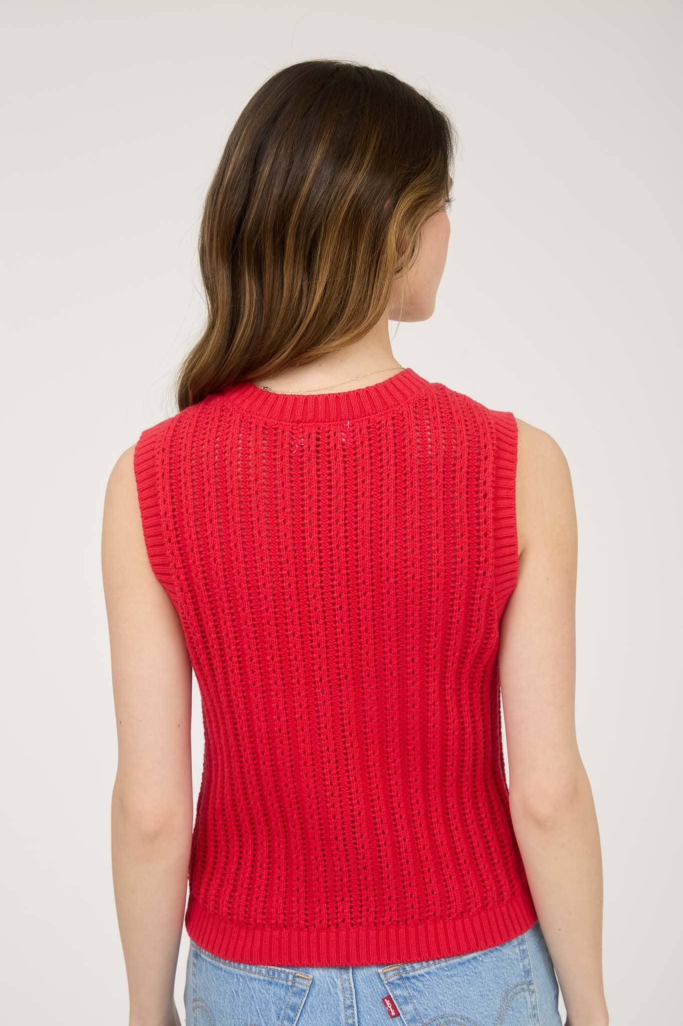 The Workshop Studio – Cardigan - Mulher por atacado – Cardigã de malha sem mangas com decote redondo e botões.10