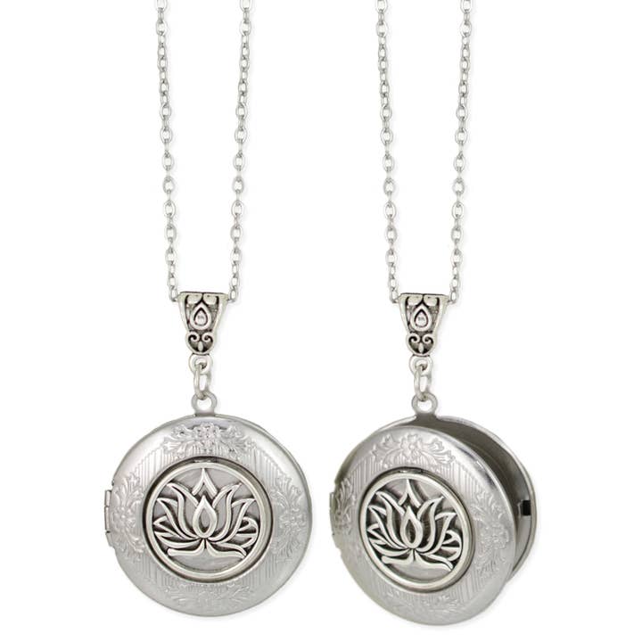 Collier Médaillon Lotus Argenté Souvenirs Paisibles pour la vente par ZAD