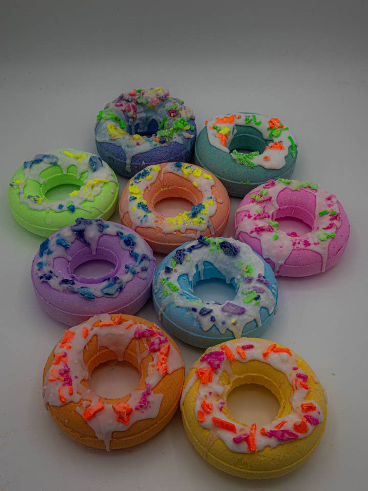 Donut badebombe til børn. Kakaosmør drysser, blød hud for engroshandel hos Sassy Bubbles
