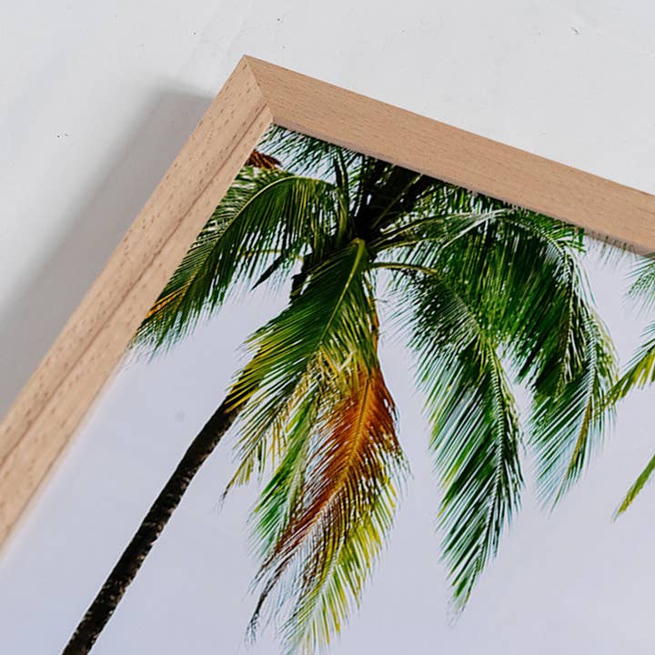 Naturlig Plakat med surfbræt og palmetræer i ramme for engroshandel på Faire2