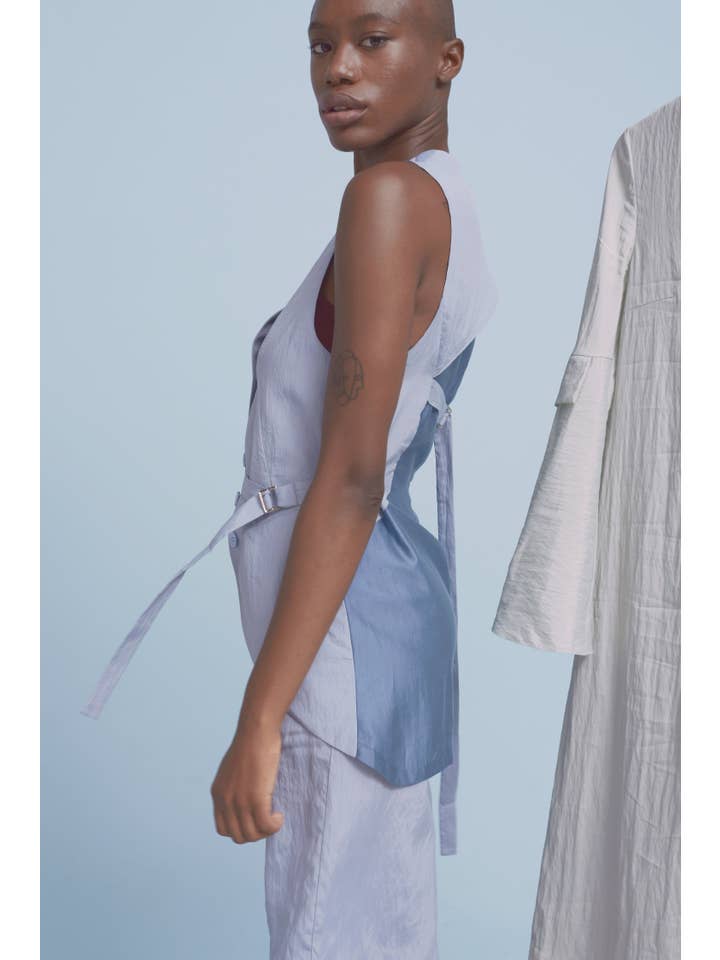 SUNDAY LIFE - Wholesale Outerwear Vest - Women's - ALICE—WAISTCOAT WITH SPLIT FABRICS ON THE BACK3