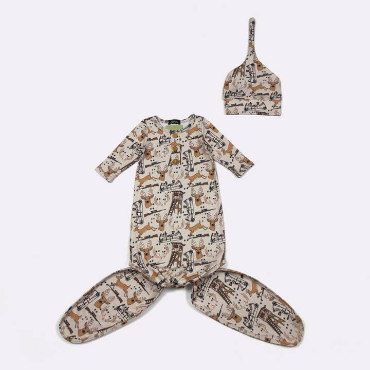 Robe nouée pour bébé « Deer Stand » pour la vente par Clover Cottage