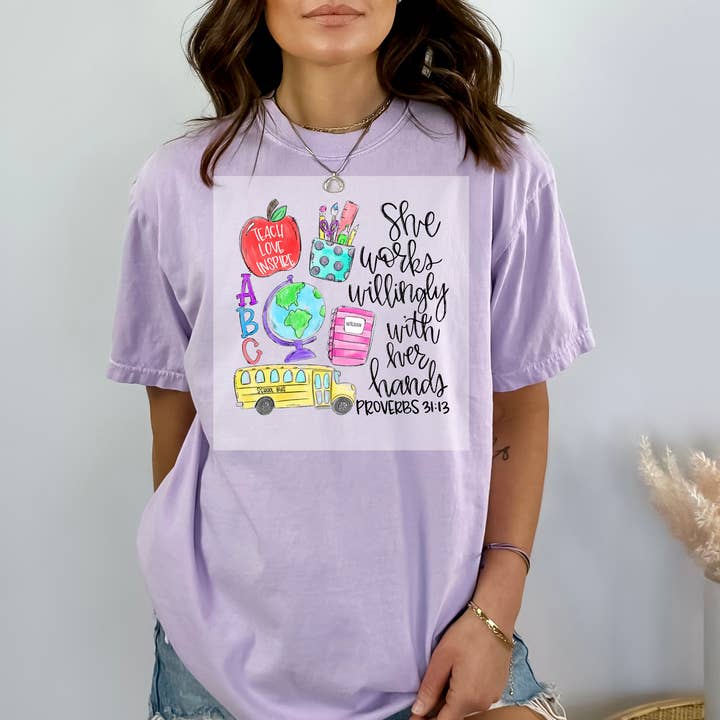 Hun arbejder villigt med sine hænder Lærer DTF OVERFØRSEL for engroshandel hos Faith Forward Transfers