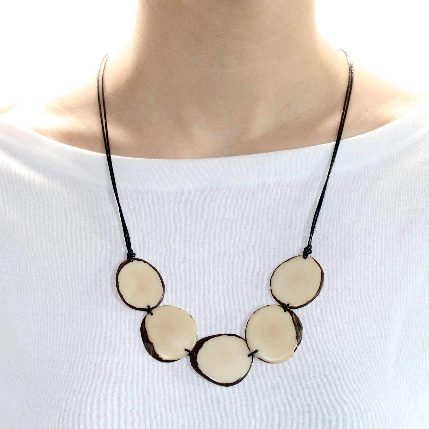 Muichic Natural Jewelry – Großhandel Perlenkette – Chips Tagua Halskette, handgefertigt, Fairtrade, leicht24