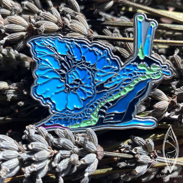 Broche artistique Begonia Snail pour la vente par Annie Kyla Bennett Art
