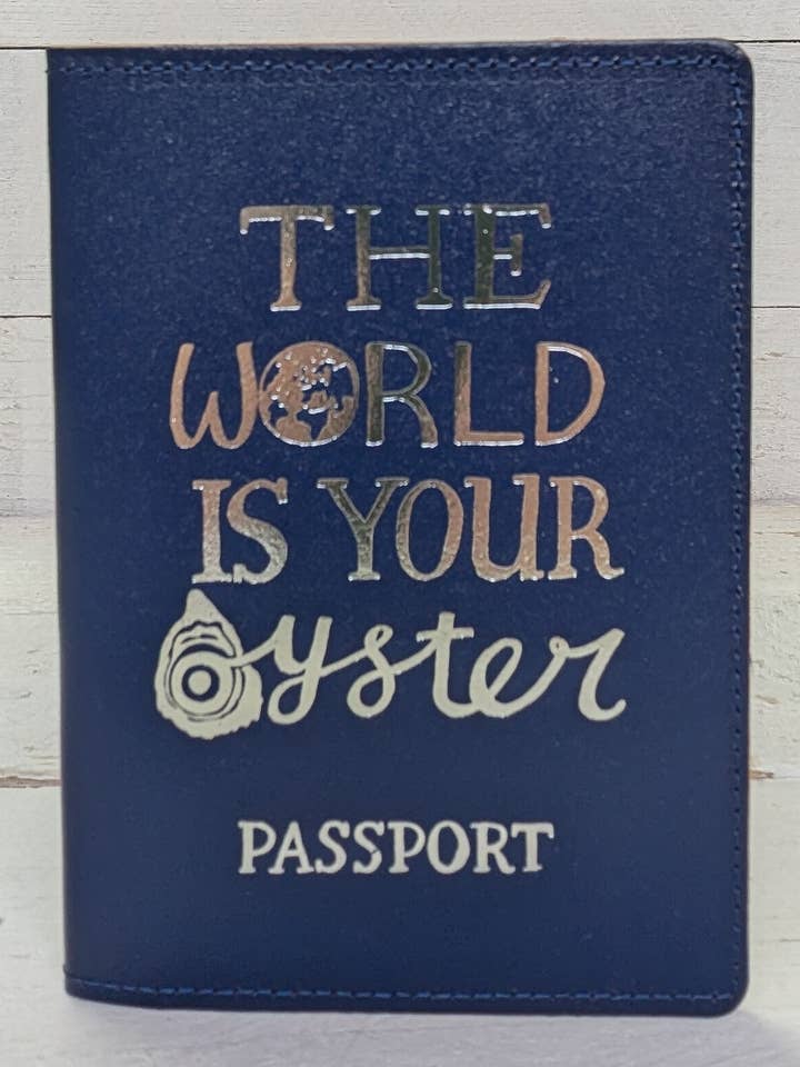 Il mondo è la tua ostrica Copripassaporto per la vendita all'ingrosso da parte di Driftwood Designs