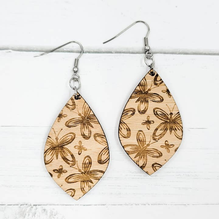 The Purple Chickadee - Venta al por mayor Pendientes colgantes - Pendientes colgantes en forma de lágrima de madera con estampado de racimos de mariposas0