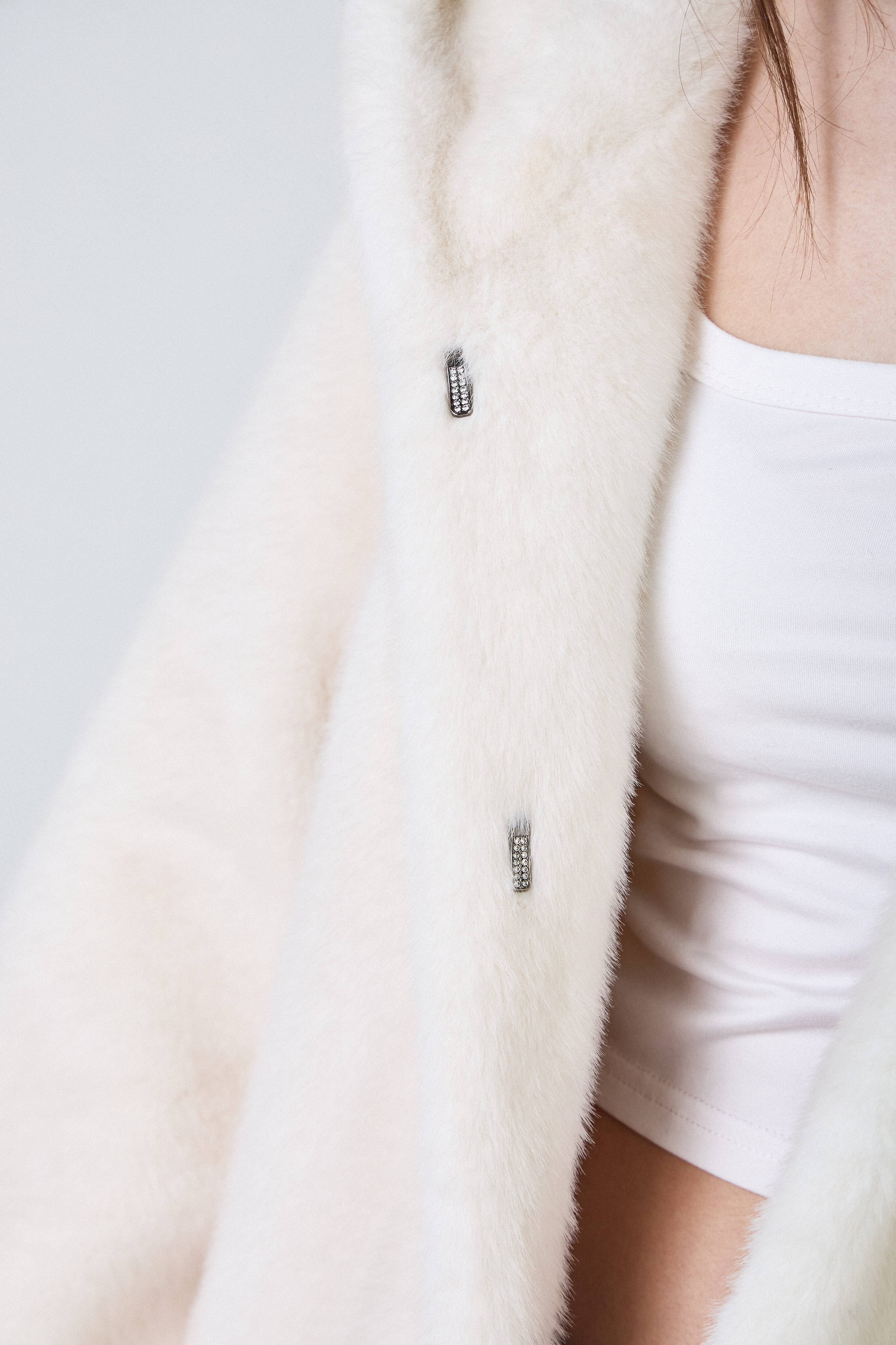 Giovanni Paris – Großhandel Pelz-/Kunstpelzmantel – Damen – Isabella Mantel mit Kapuze aus ultraweichem Kunstfell3