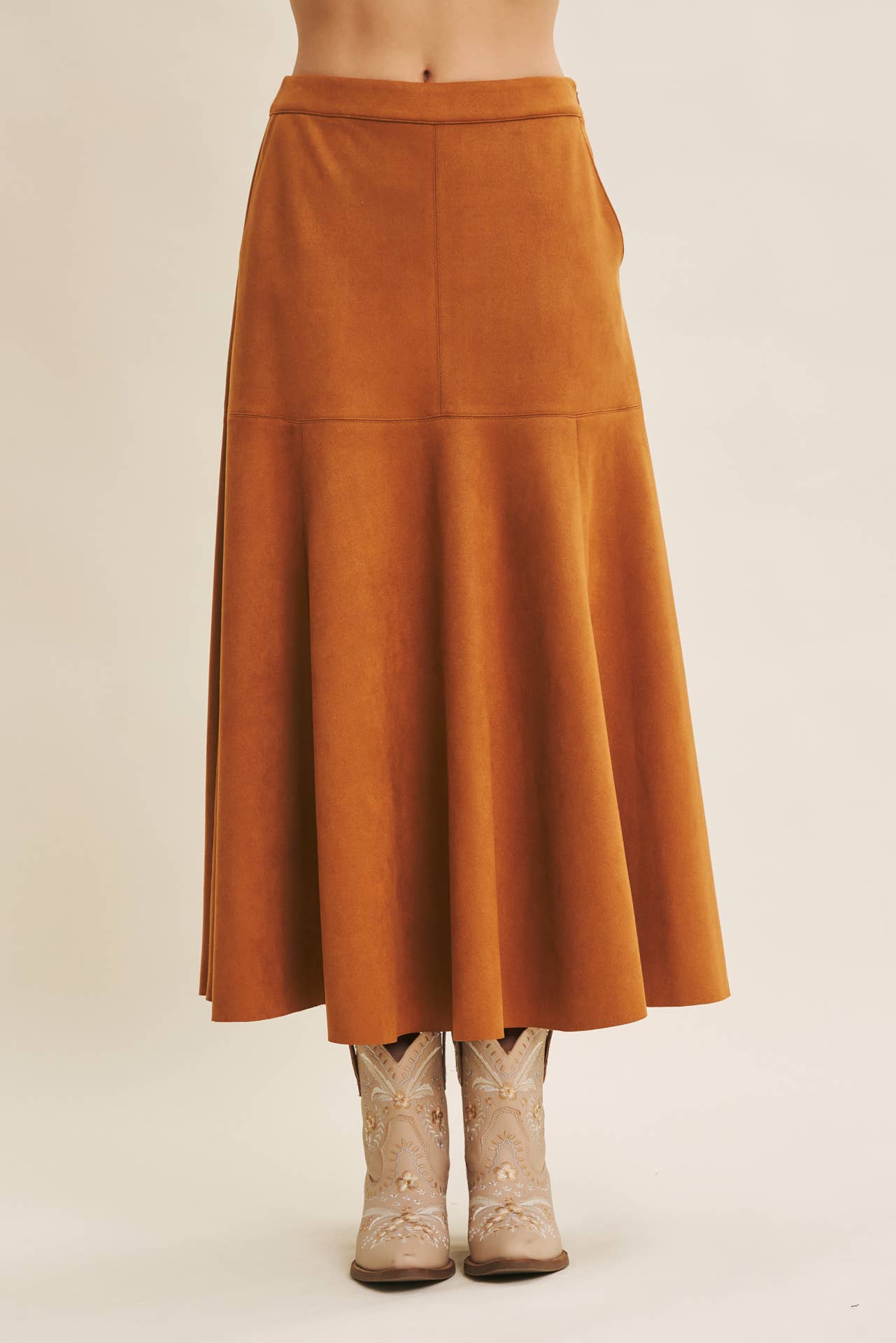 in february – wholesale Kjol - Dam – VEGANSK MOCKA PANELERAD A-LINJE MIDI-KJOL9