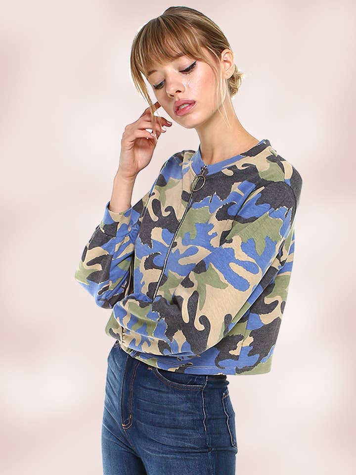 Veste zippée imprimée camouflage pour la vente par MILEY + MOLLY