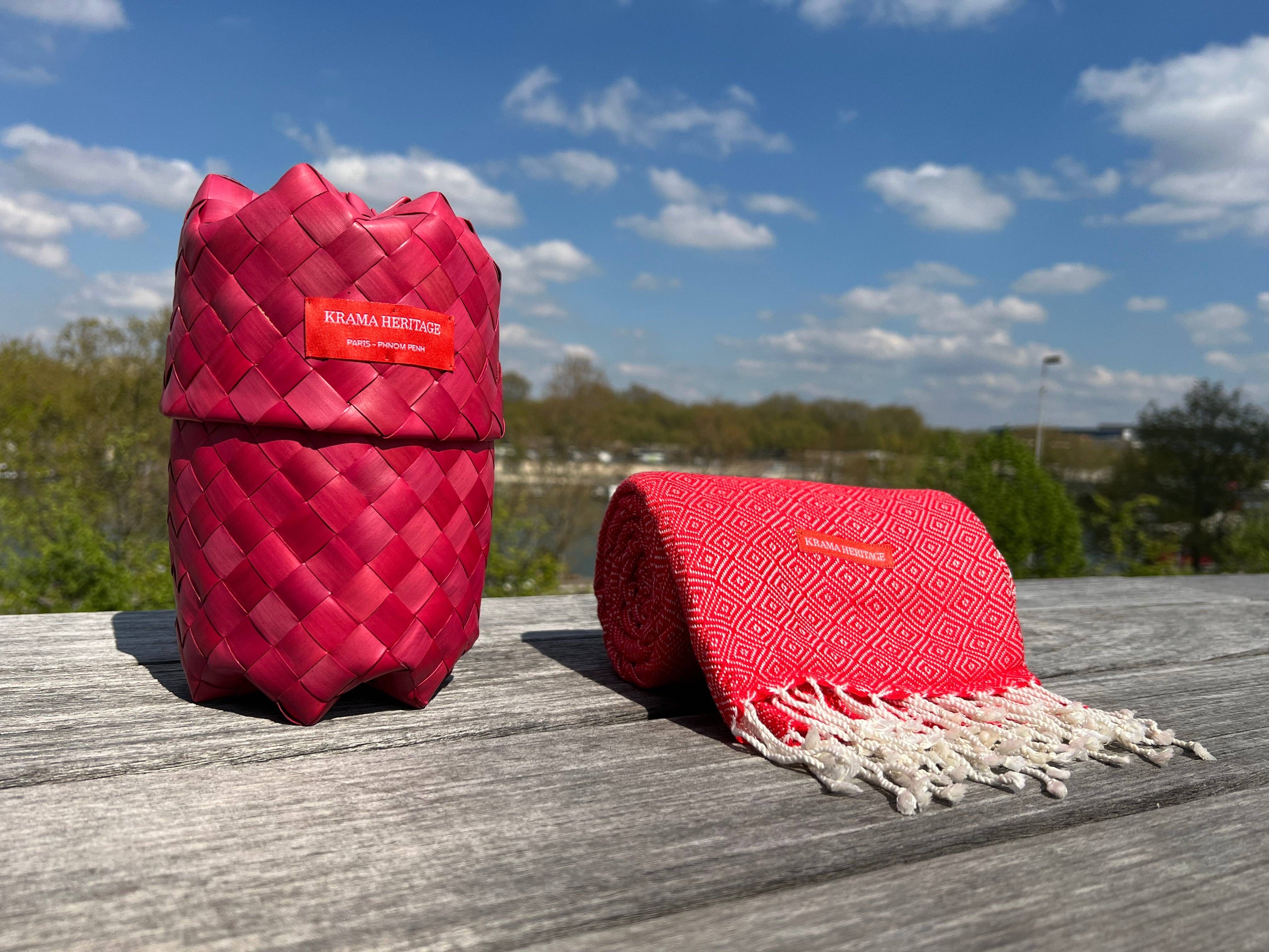 Krama Heritage - Vendita all'ingrosso Sciarpa - Donna - Il Grande Krama Caldo Spesso Rosso Papavero nella sua custodia in foglia di palma - Donna1