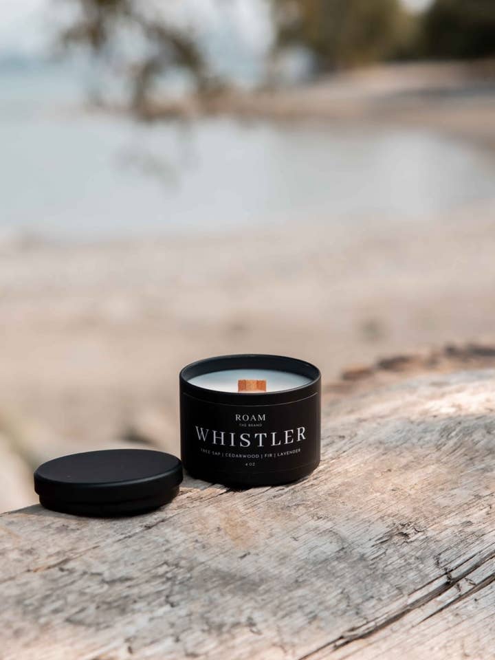 Vela de viaje Whistler, 4 onzas, savia de árbol, madera de cedro, lavanda para venta al por mayor de ROAM The Brand