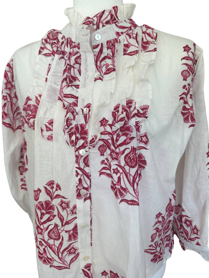 Blommig blus med volangkrage och 3/4-ärmar - knäppning framtill för wholesale av Rena Lina