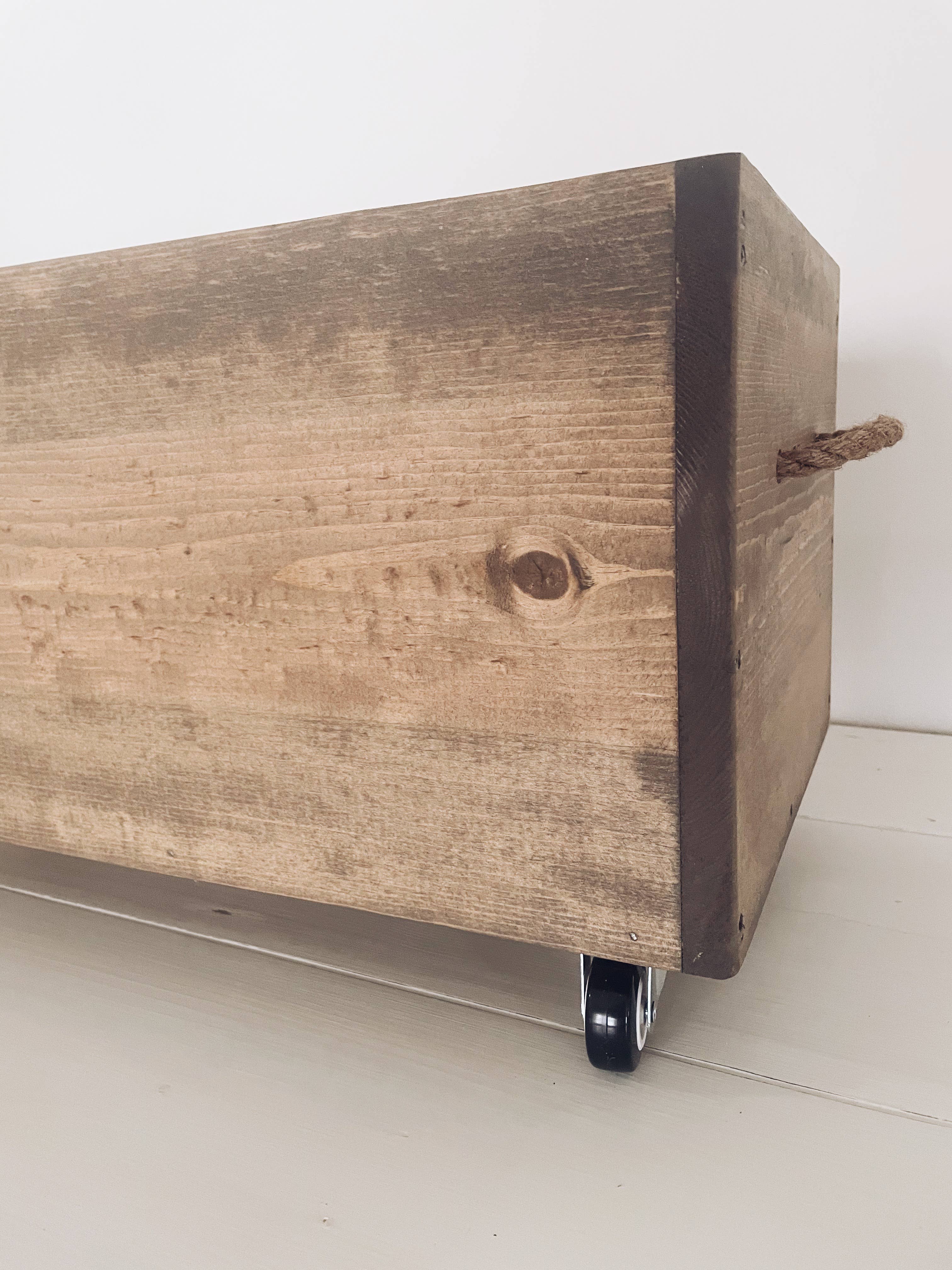 Rustiek – Großhandel Spielzeugkiste – Kind & Baby – Rustiek Spielzeugkiste aus Scheunenholz auf Rollen1