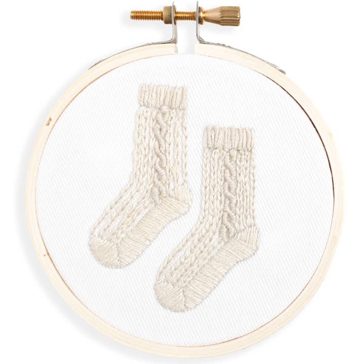 kdornbier embroidery - Wholesale Borduurbenodigdheden - Borduurpakket met gebreide kabelsokken en ornamenten9