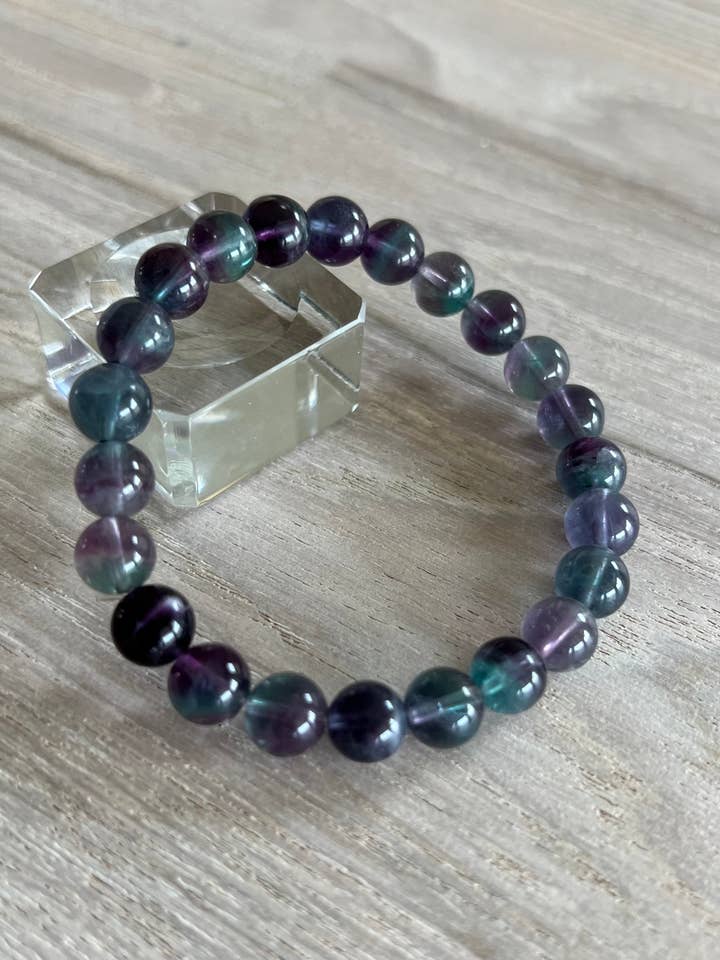 Bracelet élastique en fluorite arc-en-ciel 8 mm pour la vente par Luna Rae