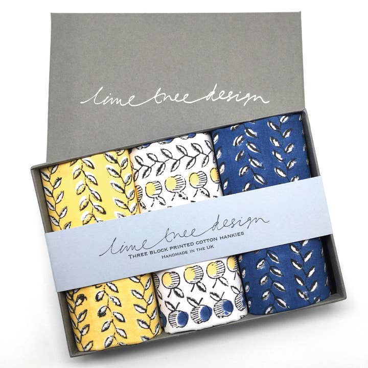 Boîte de 3 mouchoirs en coton - Pommes et vigne bleu marine et jaune pour la vente par Lime Tree Design