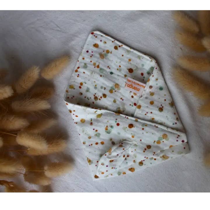 Hand-sewn bib made from organic cotton muslin for wholesale by mango.bananen