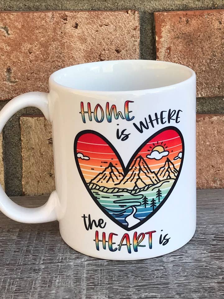 La maison est là où se trouve le cœur - mug montagnes pour la vente par Andi’s Shoppe