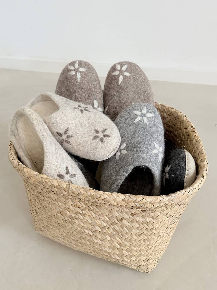 Chaussons WARM FEET en laine feutrée avec semelles en suède pour la vente par CARE BY ME