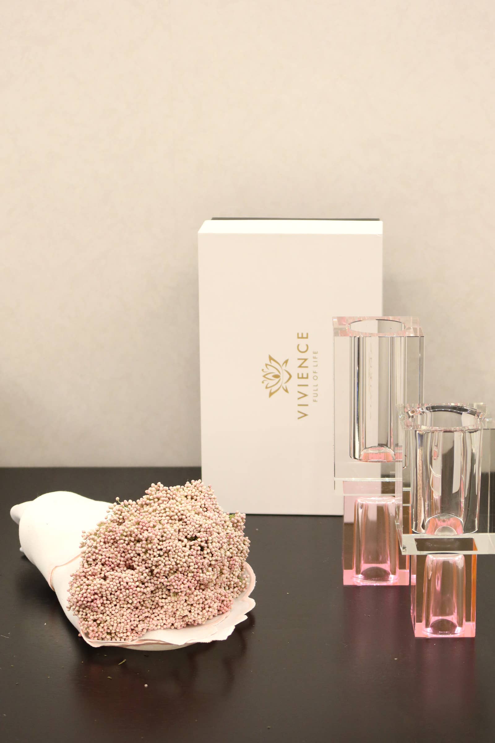 VIVIENCE – wholesale Vase – Crystal Square Vase with Colored Base4