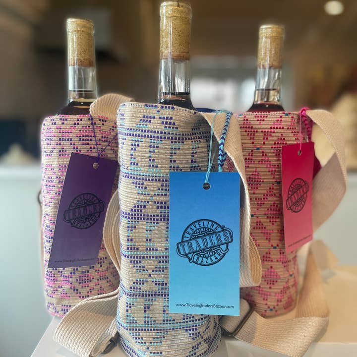 Porte-bouteille d'eau artisanal tissé à la main avec sangle réglable pour la vente par Traveling Traders Bazaar