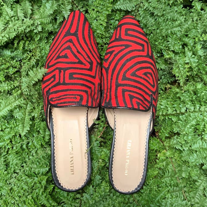 Mola Mules Svart & Röd Storlek 39 Platt för wholesale av Liliana Pardo Atelier