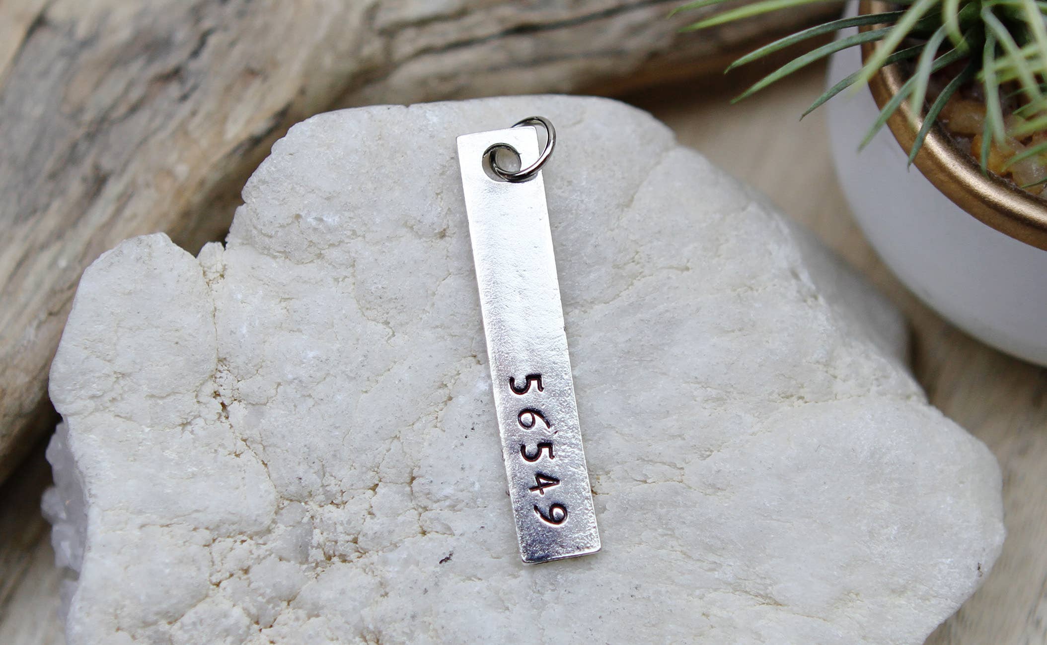 Jennifer Dahl Designs LLC - Vente Colliers à pendentif - Breloque rectangulaire en forme de code postal personnalisé estampillée à la main0