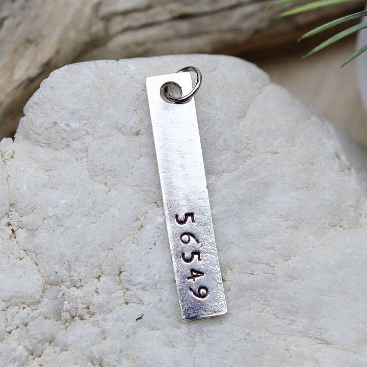 Jennifer Dahl Designs LLC - Vente Colliers à pendentif - Breloque rectangulaire en forme de code postal personnalisé estampillée à la main