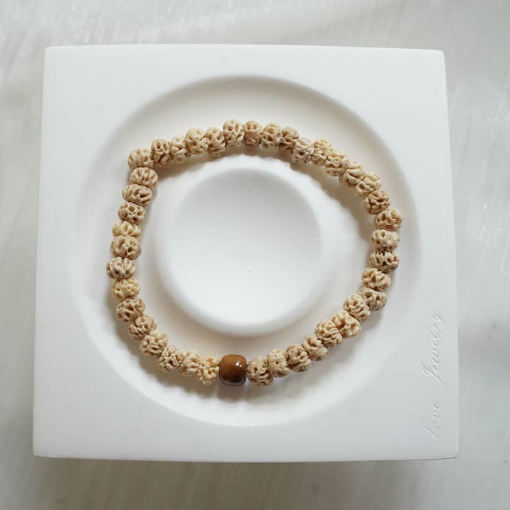Heilige Wurzeln Armband – Natürliche Rudraksha-Samen-Mala für den Großhandel von Auris Space