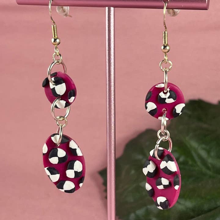 Boucles d'oreilles ovales violettes, blanches et noires - Plus de formes pour la vente par Baked Cupcake