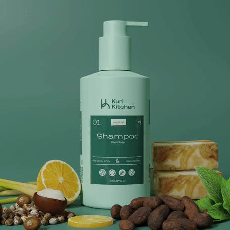 Dybderensende og fugtgivende sort sæbe Shampoo for engroshandel hos The kurl kitchen