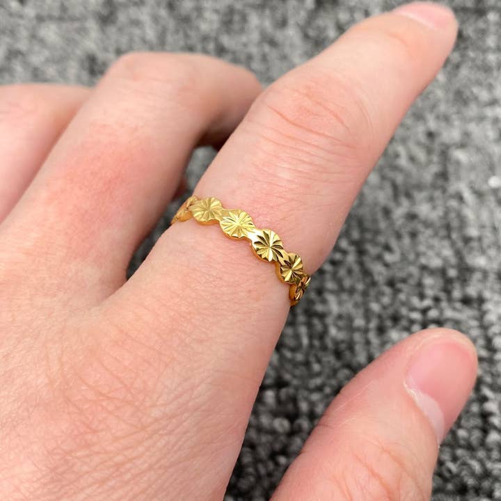 Mio Queena - Wholesale Cocktail/Statement Ring - 4mm 18K Gold Plated Stainless Steel Flower Ring - FGS1