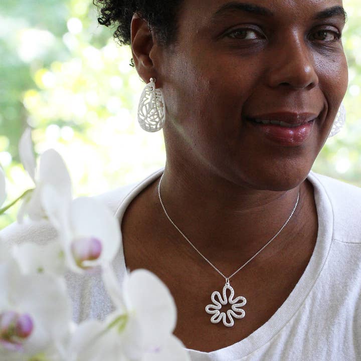 BIANCO: CORAL 2ciondolo: borchie in oro o sterling per la vendita all'ingrosso da parte di Ree Gallagher Jewelry