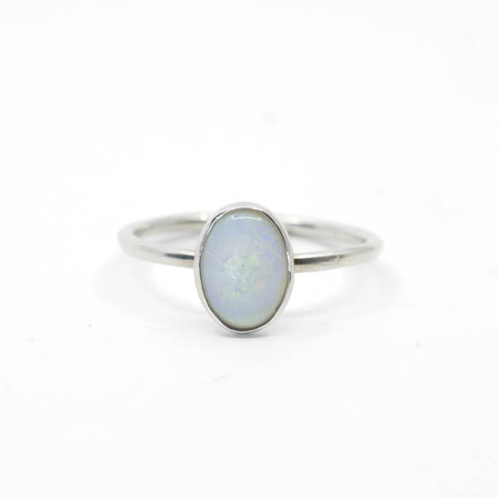 Opal oval ring i sterlingsølv for engroshandel hos The Land of Salt