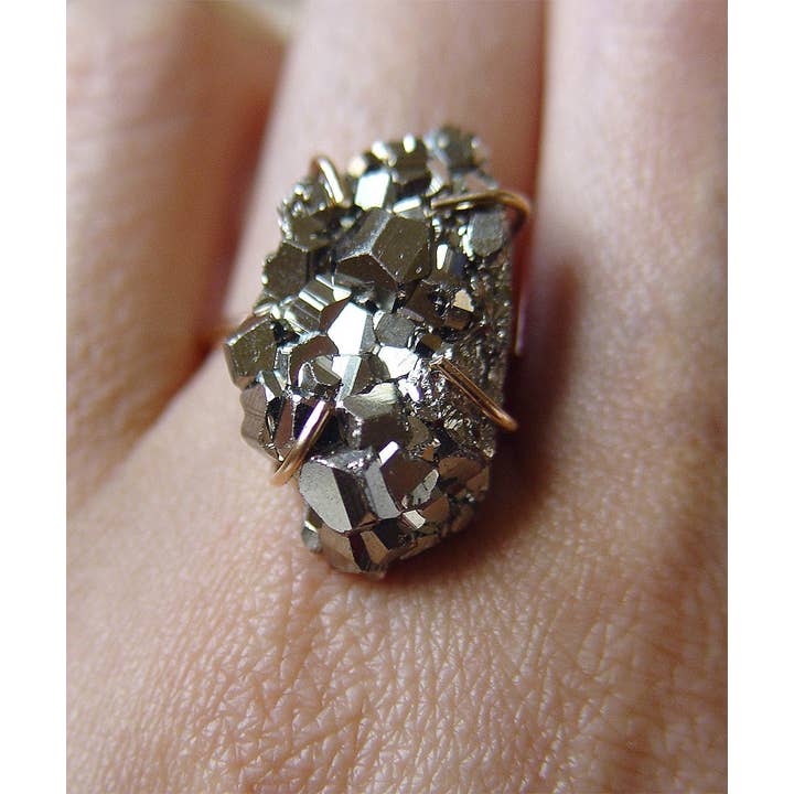 Friedasophie - Venta al por mayor Anillos grandes/de cóctel - Anillo de oro con cristal de pirita. Anillo llamativo de pirita cruda