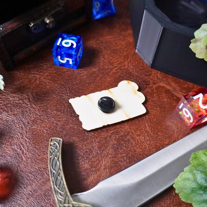 Minva Tabletop Design Co – Großhandel Anstecker/Button – Holznadel „Dungeon Delver“5