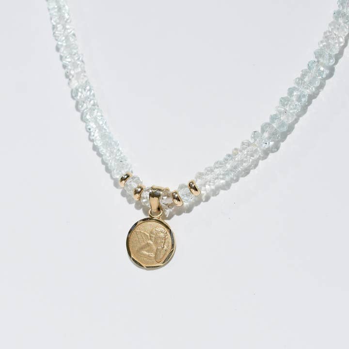 Medaglia dell'angelo custode in oro 14 carati e collana con perline color acquamarina per la vendita all'ingrosso da parte di GemDiggers
